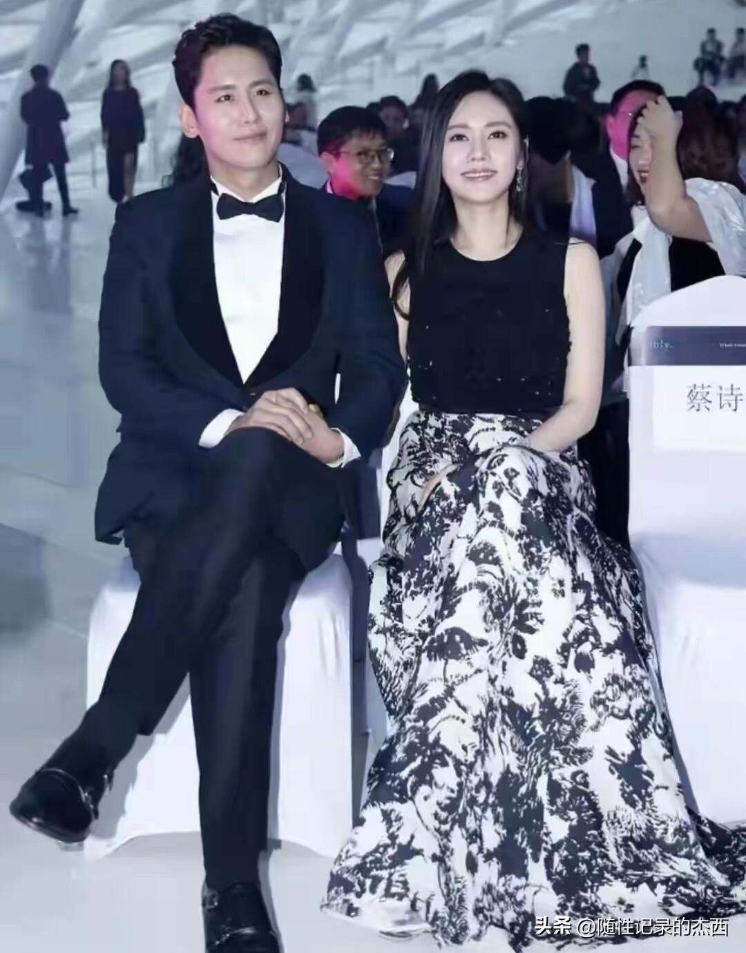 这对夫妻太让人羡慕啦，一看就是郎才女貌的一对，男的高挑英俊，剑眉星目，眼神深邃，