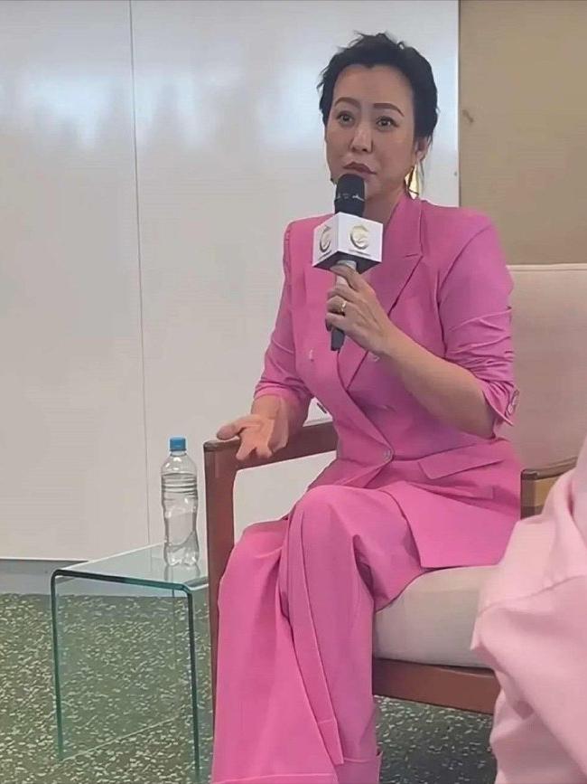 郝蕾如今怎么瘦成这样了？反正显得没那么好看有女人味了。