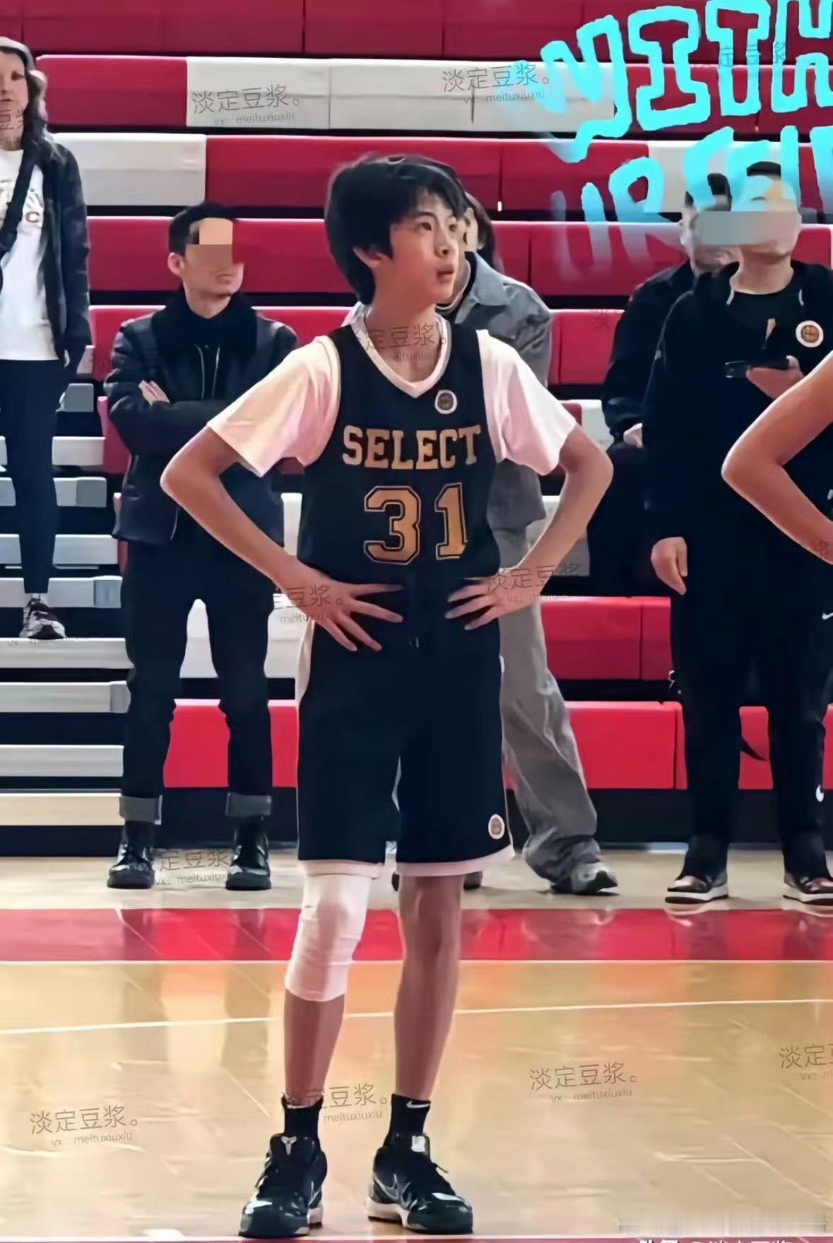 邓超边录五哈边看等等比赛哈哈哈哈哈 谁说录综艺就不能陪孩子？邓超用实际行动证明可