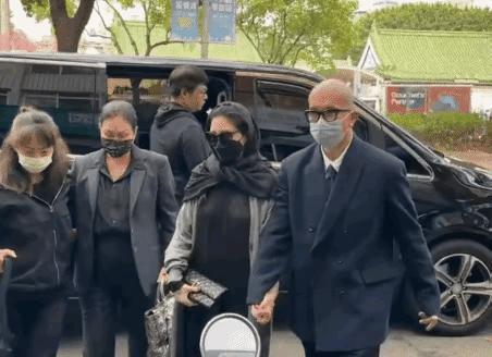 注意看
这才是真实的大S

是今年3月份参加
小S的公公的葬礼
出现在大众视线中