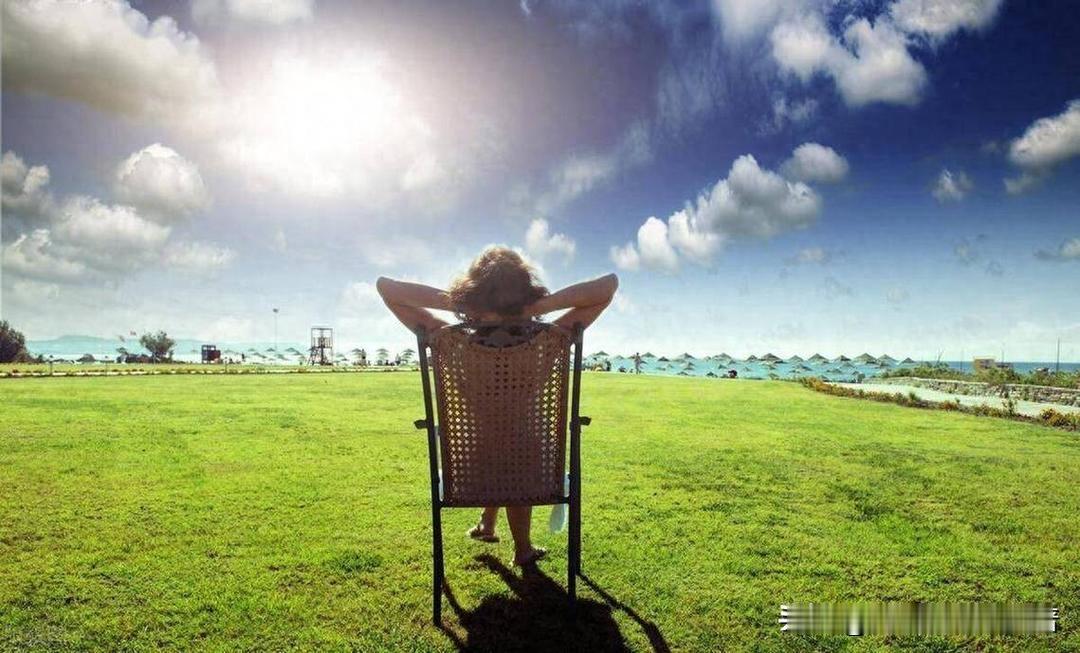 如果母亲与弟弟弟妹在一起生活，做为大姑姐一定要自律，也就是回娘家，只能付出不能索