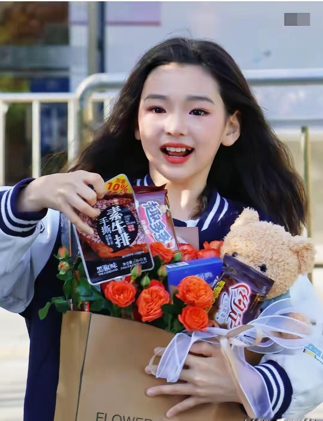 董璇女儿小酒窝也太可爱了吧！可盐可甜的小女孩太招人喜欢了！ 