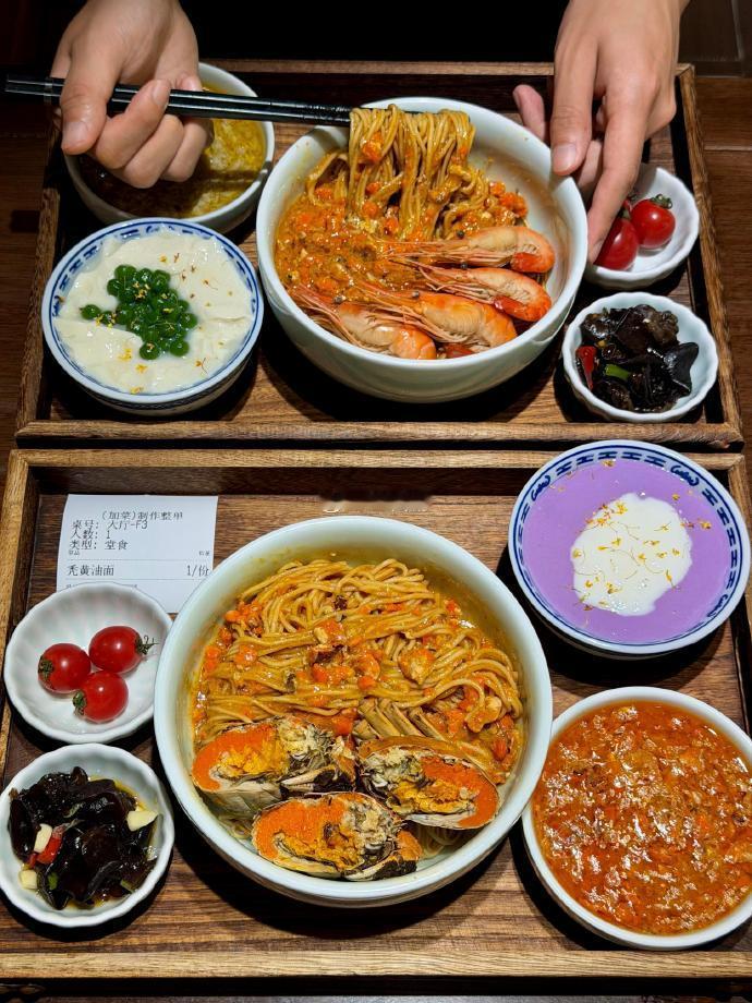 上海早餐时刻烟火气遇上足球热地道沪式早餐摆满一桌，酥脆油条、爆汁汤包热气缭绕，上