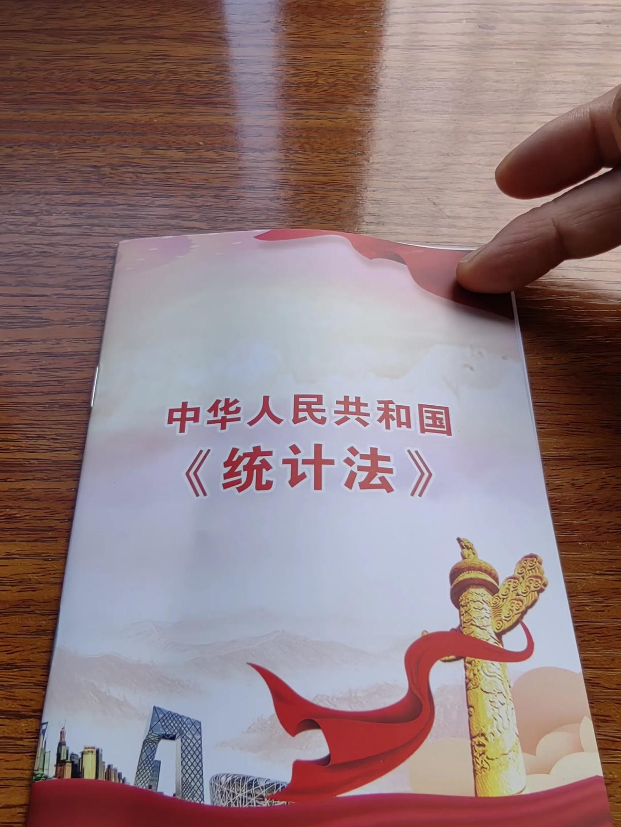 今天我给奶奶买了4包豆奶粉回来，路过交通银行门前，我不太爱凑热闹，我就走边上，这