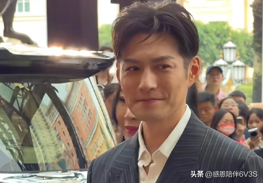 严屹宽一登场！身着条纹西装，尽显儒雅贵气，自带成熟男人的独特魅力。在镜头前，他从