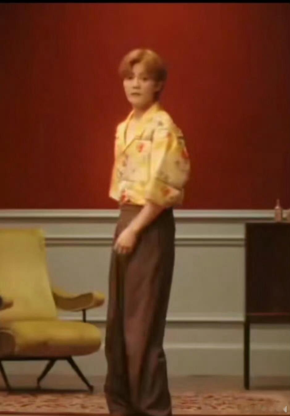 鹿晗现在的穿搭怎么有一股奶奶味？ ​​​