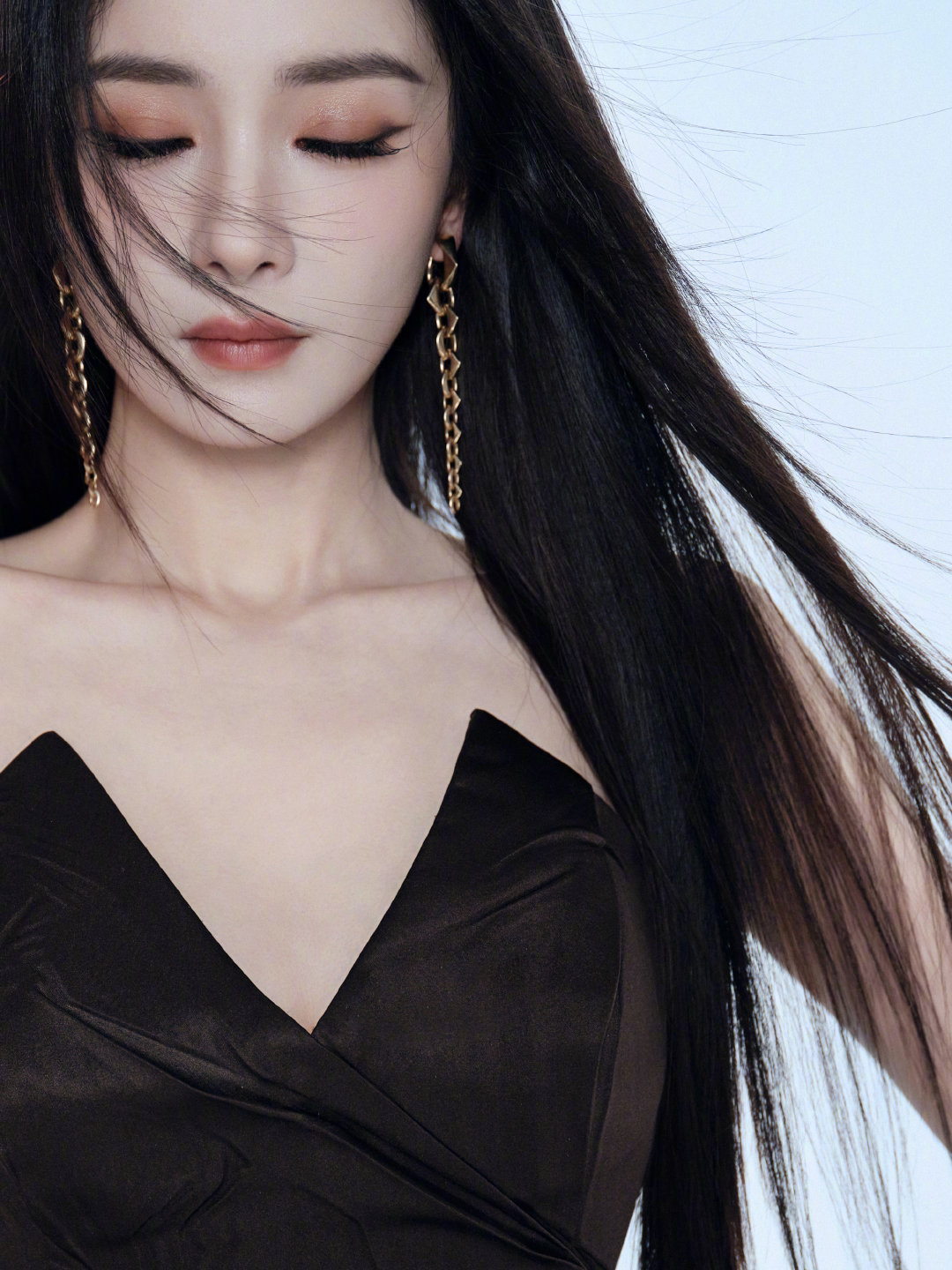 杨幂这声"晚安好梦"太蛊了！温柔到心坎里，精致脸蛋配上松弛感，整个人美得发光～杨