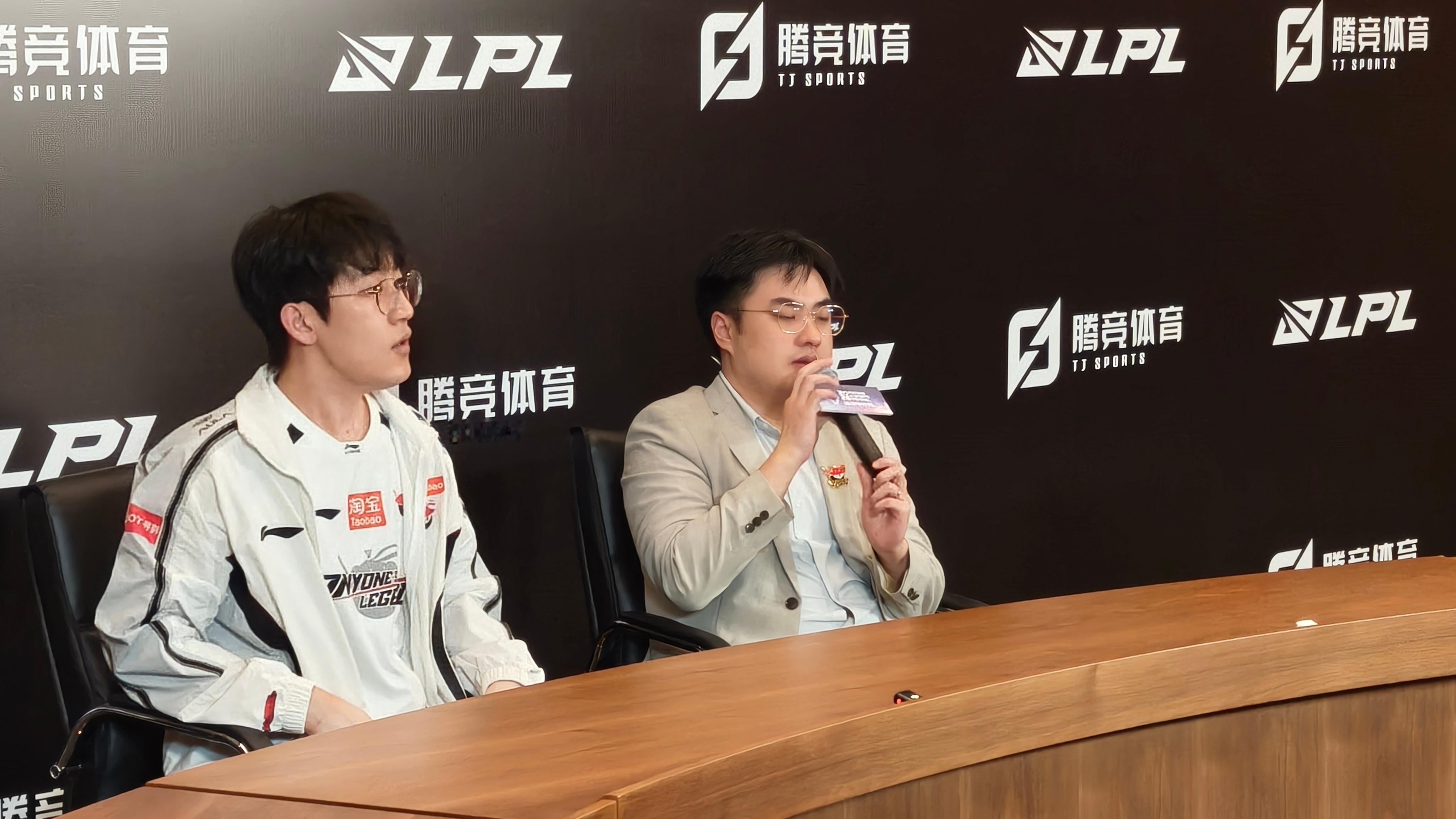 Bigwei教练与Tarzan来到败者群访。BLG战胜ALblg对战al2026