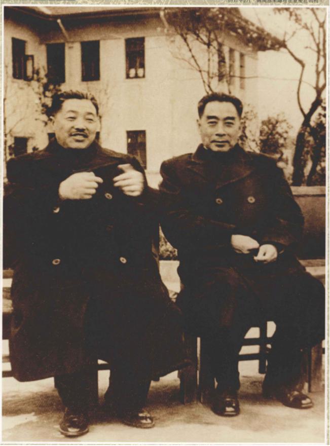 周恩来总理与贺龙元帅的珍贵合影，让人感慨！这是一个冬天吧，阳光明媚，空气清新。周