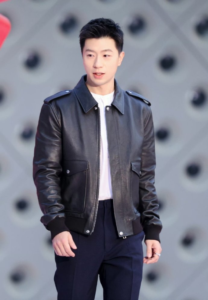 马龙Prada皮衣气质一整个拉满 