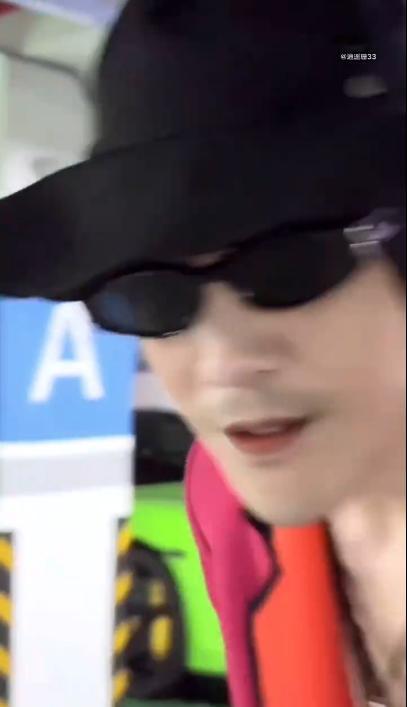 向佐在地下车库cha郭碧婷新歌 看向佐为郭碧婷的新女团歌曲跳舞，虽然动作不太标准