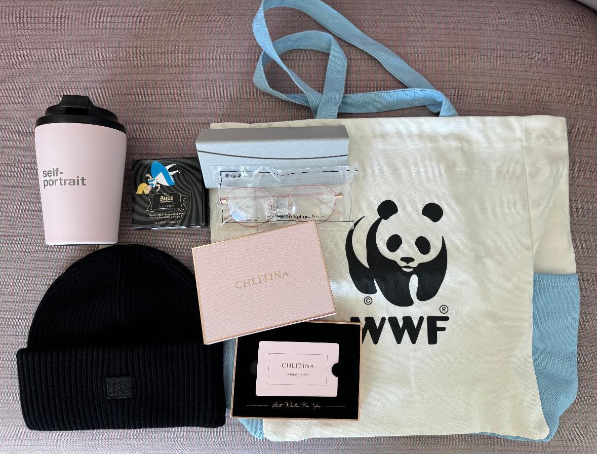 刘诗诗新年礼盒来啦一姐好大方..全是大牌子全都是很实用的东西