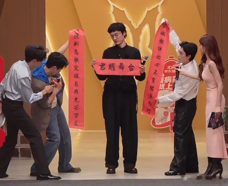 披荆斩棘直播事故本来放游戏规则结果放成今晚公布的竞演规则了，不过无所谓啦，没直接