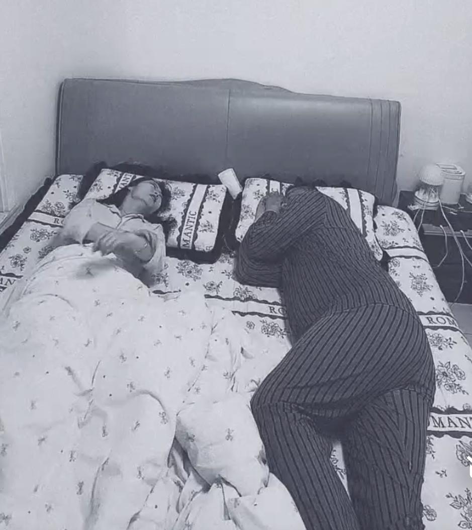 老公问老婆：
同学聚会，你去不？
老婆说：
不去，当年班长追过我，去了见面那可尴