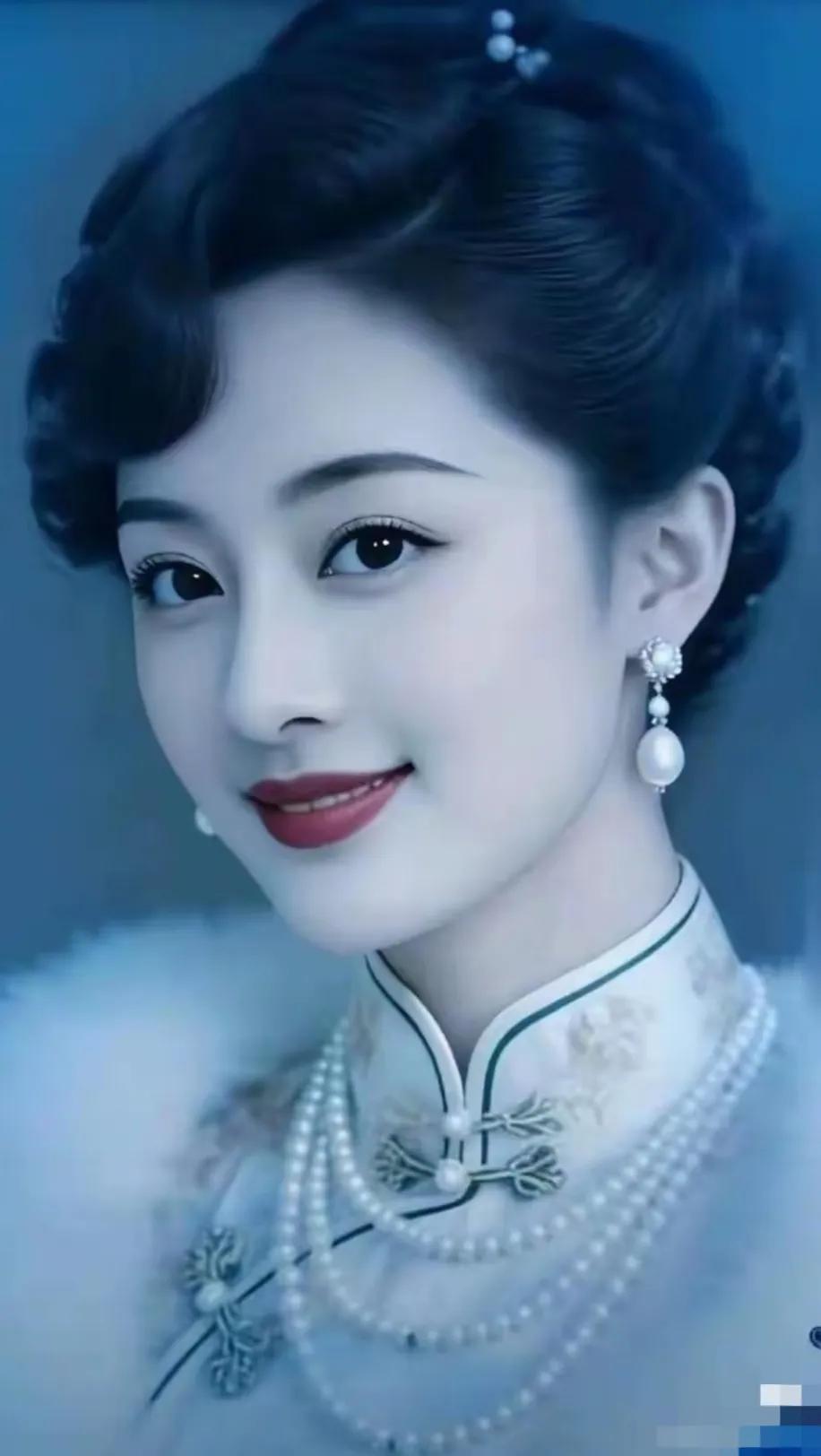 人间一盏清茶淡，谁与我共醉流年
历经风雨，尝遍冷暖，
才知万般情愫，皆藏于字里行