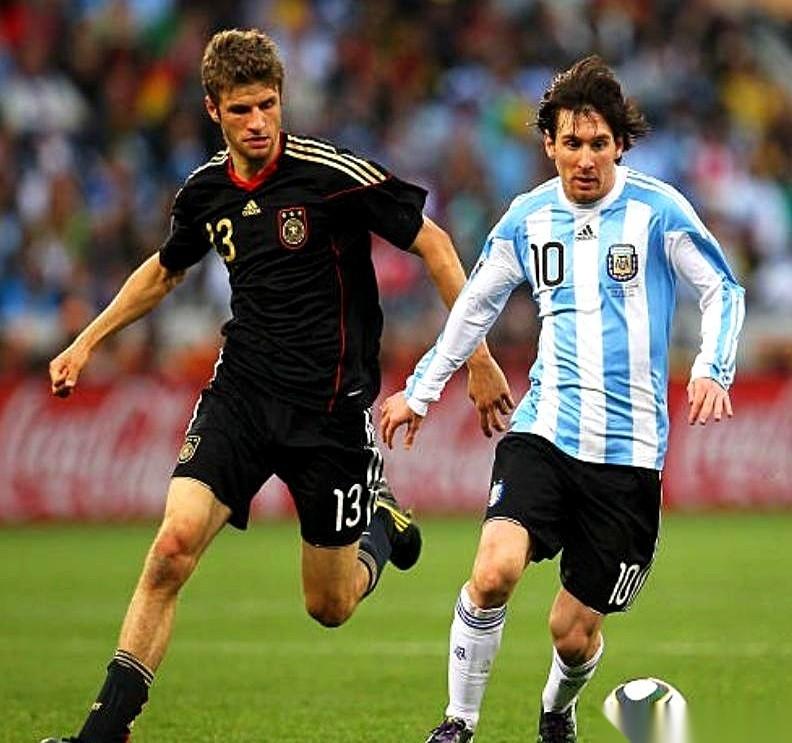 就离谱。
梅西，又双叒叕要对上穆勒了。
在美职联的总决赛上。
翻了翻老黄历，俩人