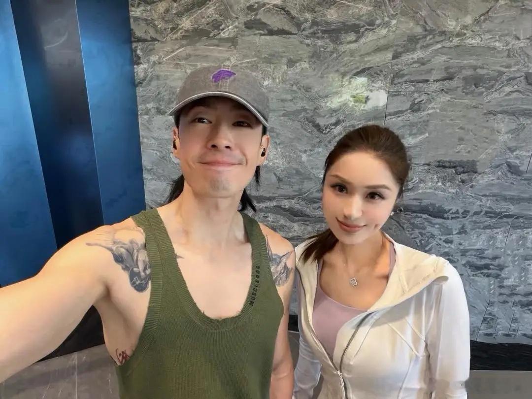 吴建豪在深圳酒店被偶遇，他穿着背心，皮肤看起来好白皙。身材很瘦，但练出了不少肌肉