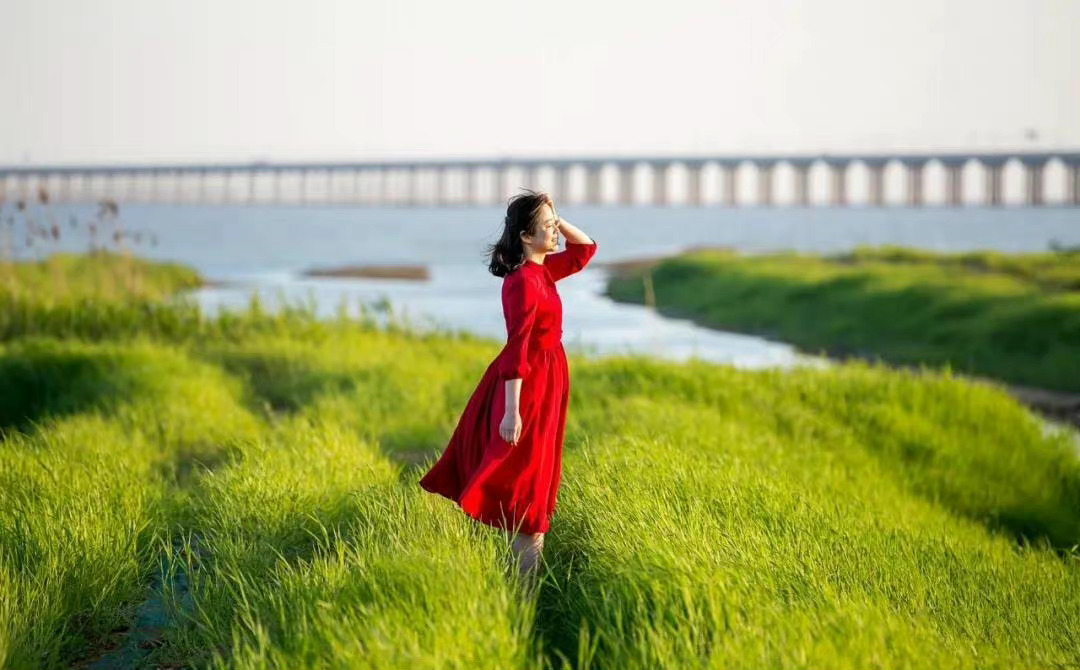 别拿自己的人生和他人做比较，你根本不清楚他们的人生是怎么一回事。每个人最终只能过