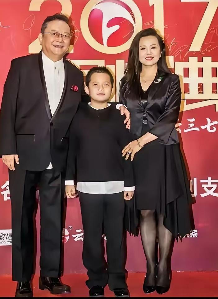 77岁的王刚，60岁的时候得了一子，本以为晚年可以安享清福，没想到现在17岁的儿