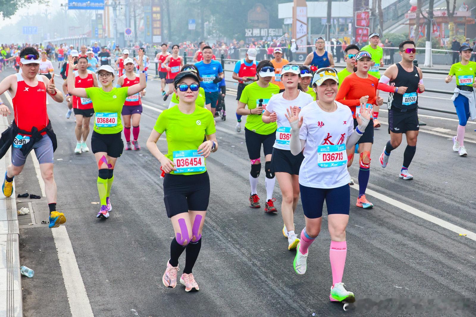 2026 重马燃动山城！25000名跑者齐聚南滨路、巴滨路，用42.195公里的