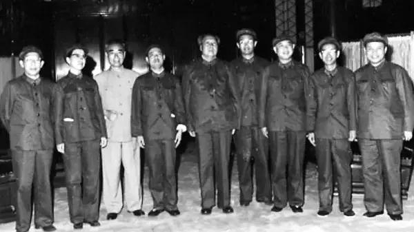 1966年12月的时候，我们中央文革小组的成员就多次向主席说，希望在毛主席生日的