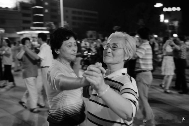 老年人跳广场舞,占道算不算违法? 老年人跳广场舞占道，这事儿还真不能算小事。从法