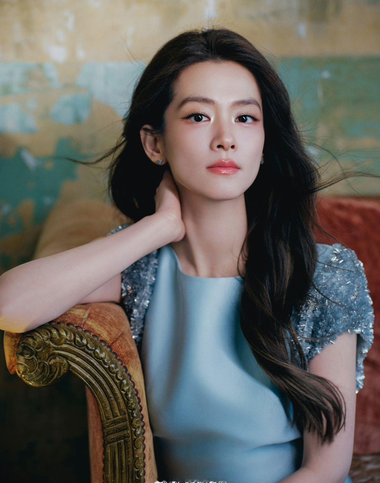 昊宇再登五大女刊！解锁《嘉人》封面，连续两年拿下主流大刊，时尚表现力持续被认可。