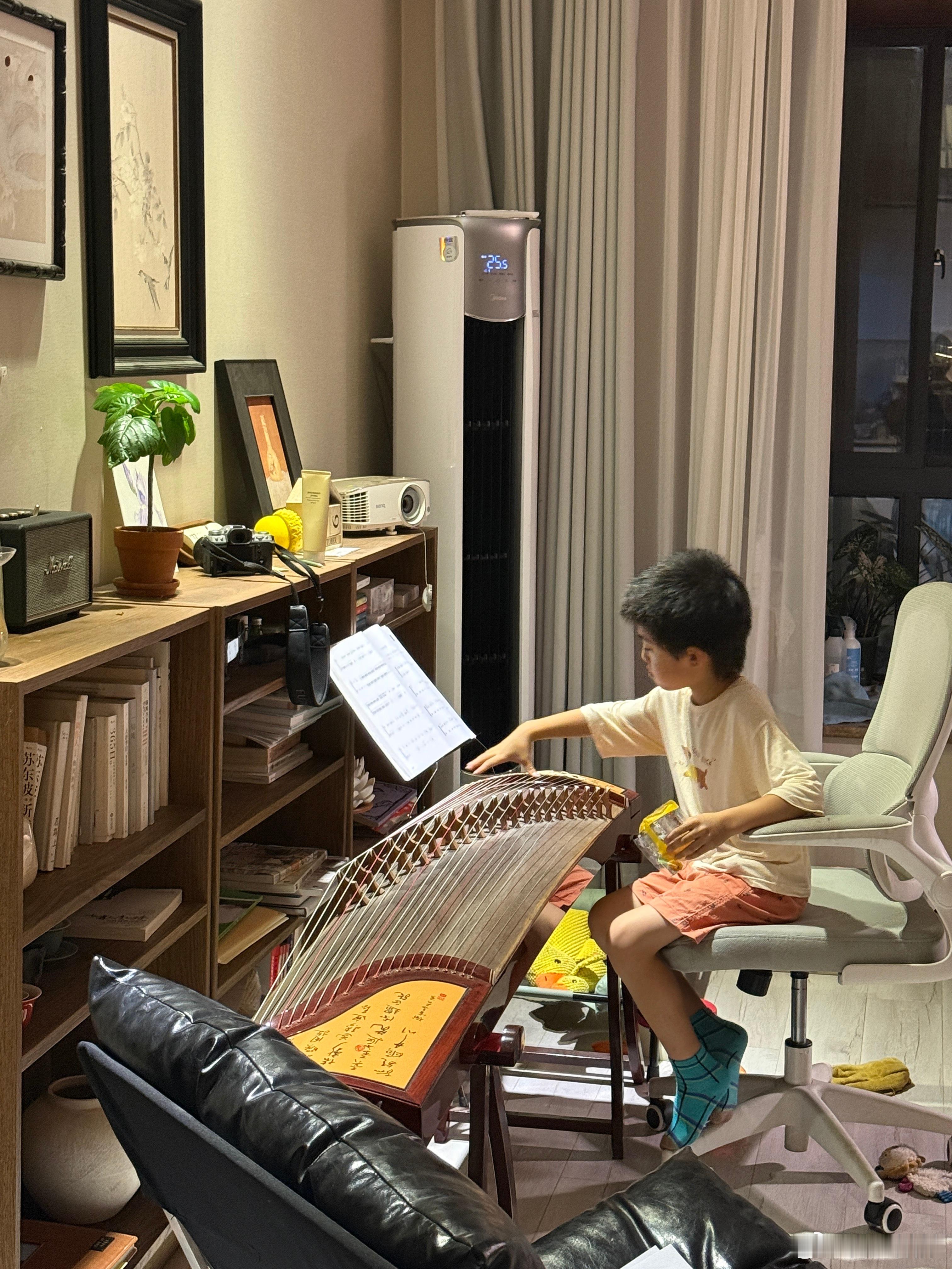 最近高频率练琴，某崽开始逐渐产生兴趣，趁我不在模仿我弹琴