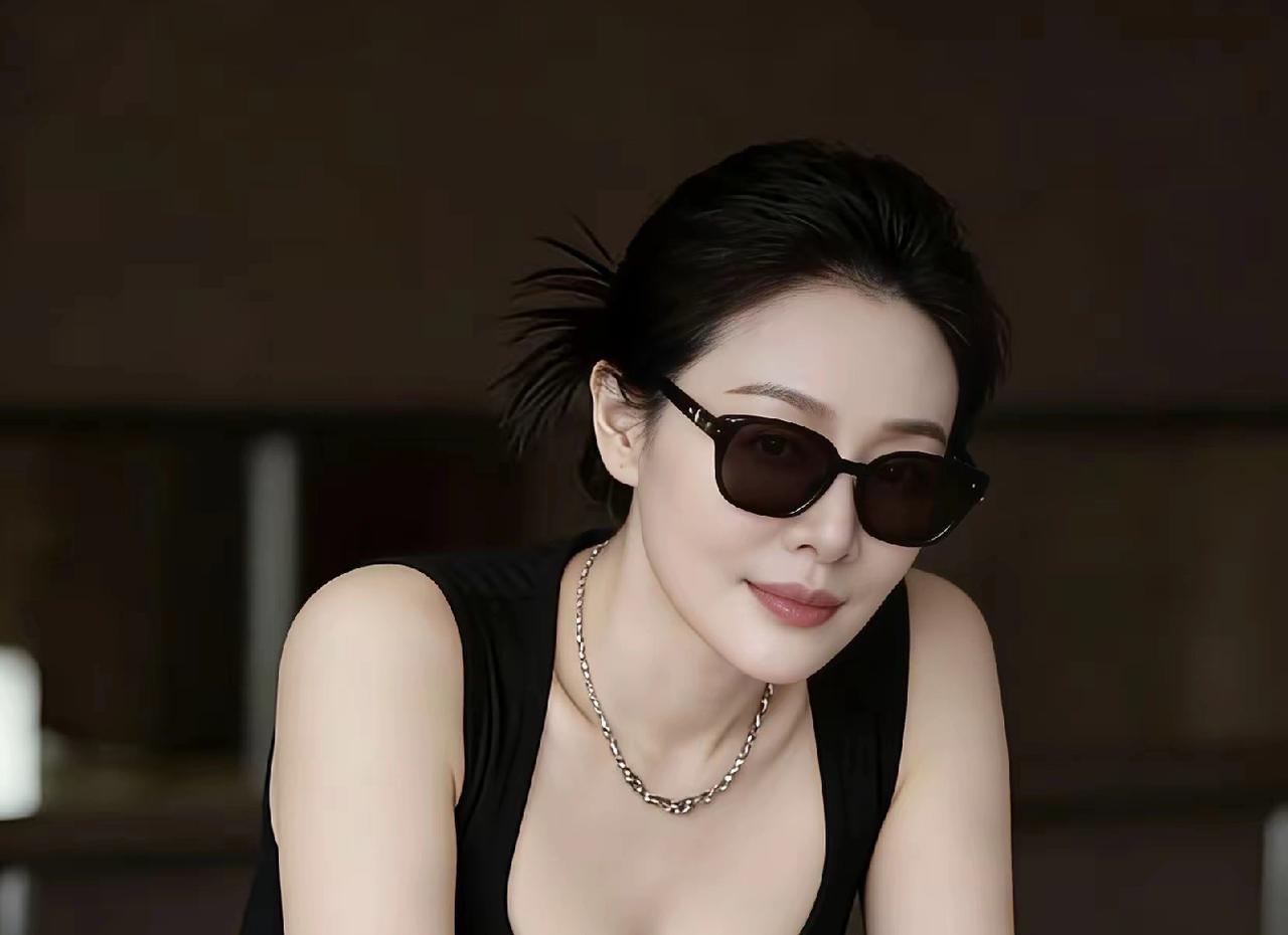 中年美妇，成熟稳重，气质高雅，浑身透着成熟美魅力型女人 女生的迷人秘诀 女生的迷