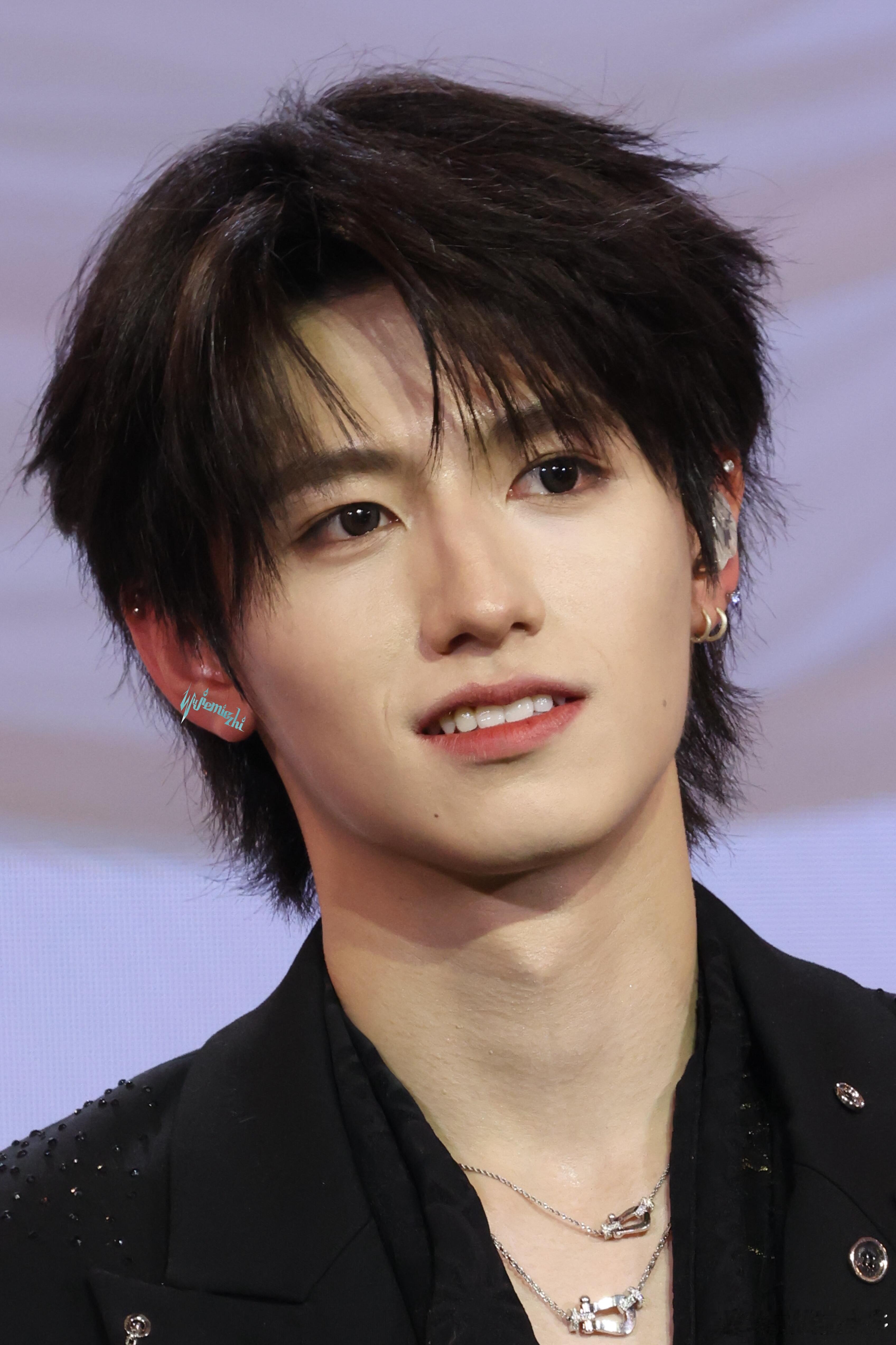 朱志鑫这图也太生了 知心啊，你怎么卡粉还能貌美成这样（用的什么粉底液，避雷一下）