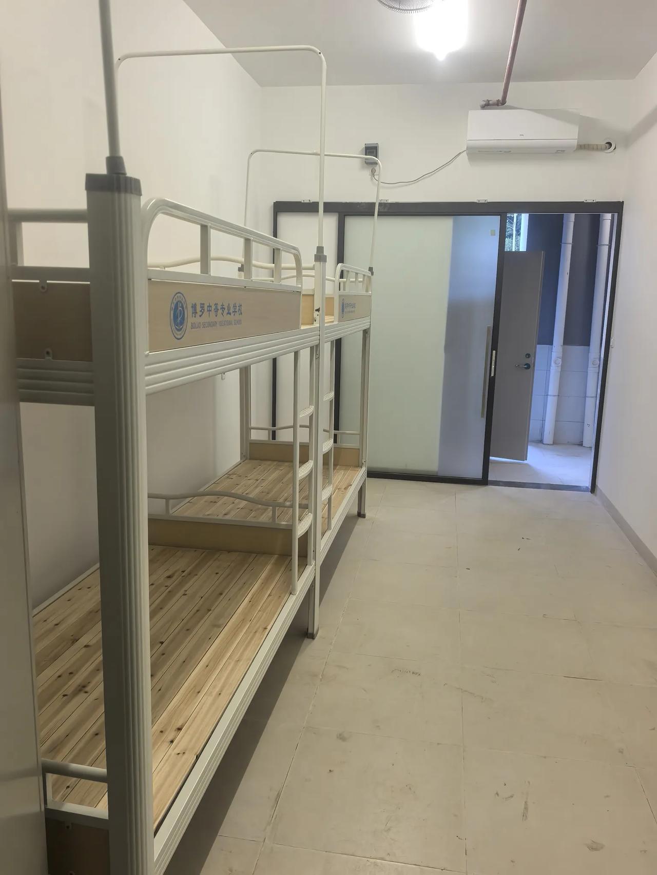帮大家跑了一趟博罗中专学校，这住宿环境，楼下就是食堂。
听说学校有三个食堂。
以