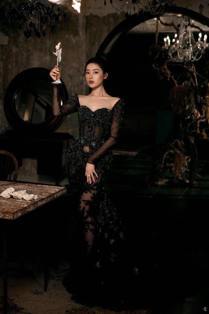 张天爱红唇黑裙造型女王来的 微博之夜造型直接鲨疯！张天爱一袭黑色闪钻礼裙惊艳亮相