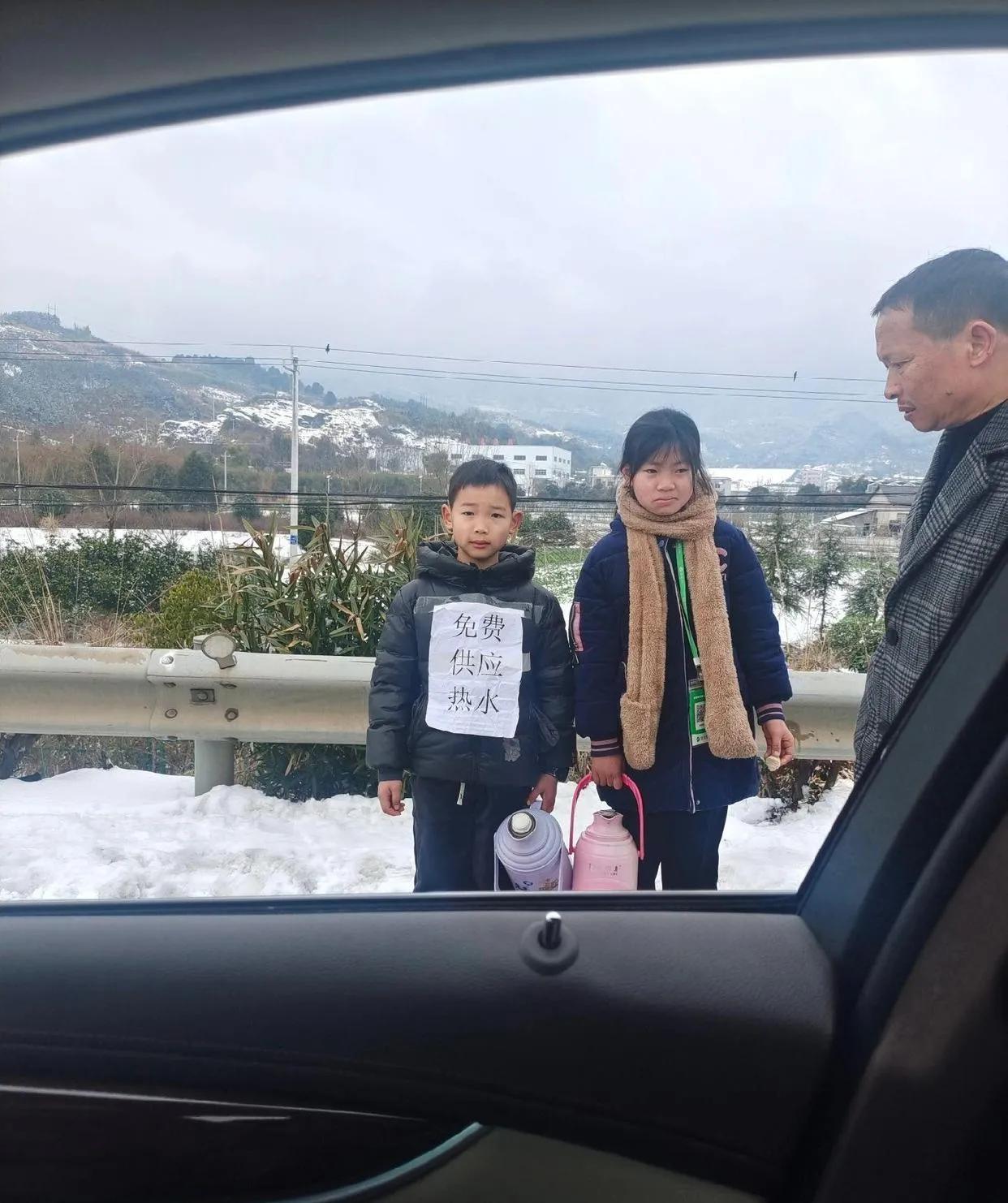 堵路上50多个小时，一壶热乎乎的开水是多么暖心，一碗热气腾腾的泡面是多么解压，感