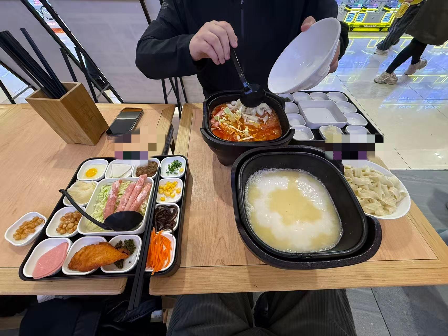 和府捞面 只有面现煮 之前在外拍的时候还吃过好几次，最核心的原因就是出餐快。现在