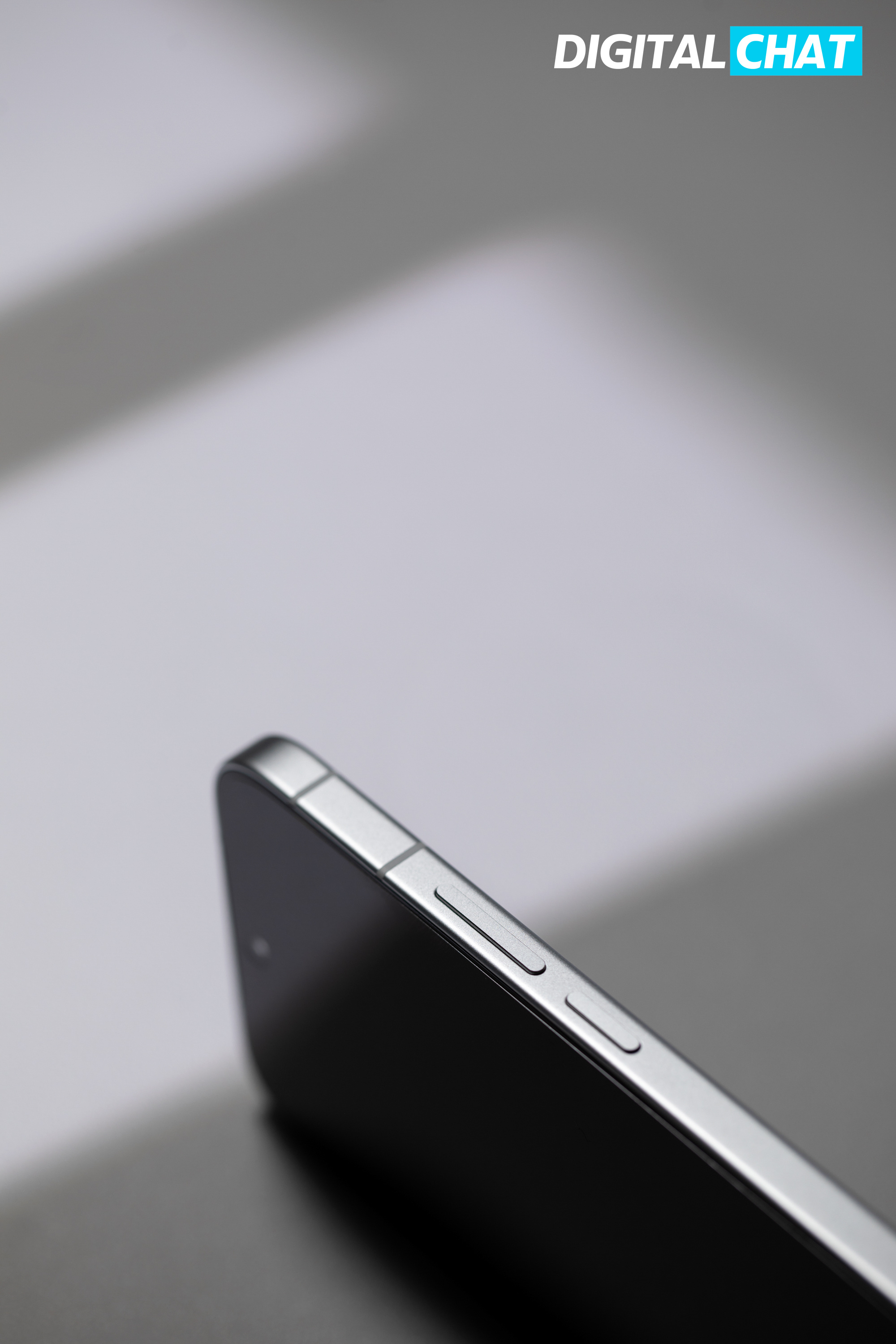 vivo X300E的月光白简直绝了，后盖是细腻哑光白，金属中框的质感也在线，直