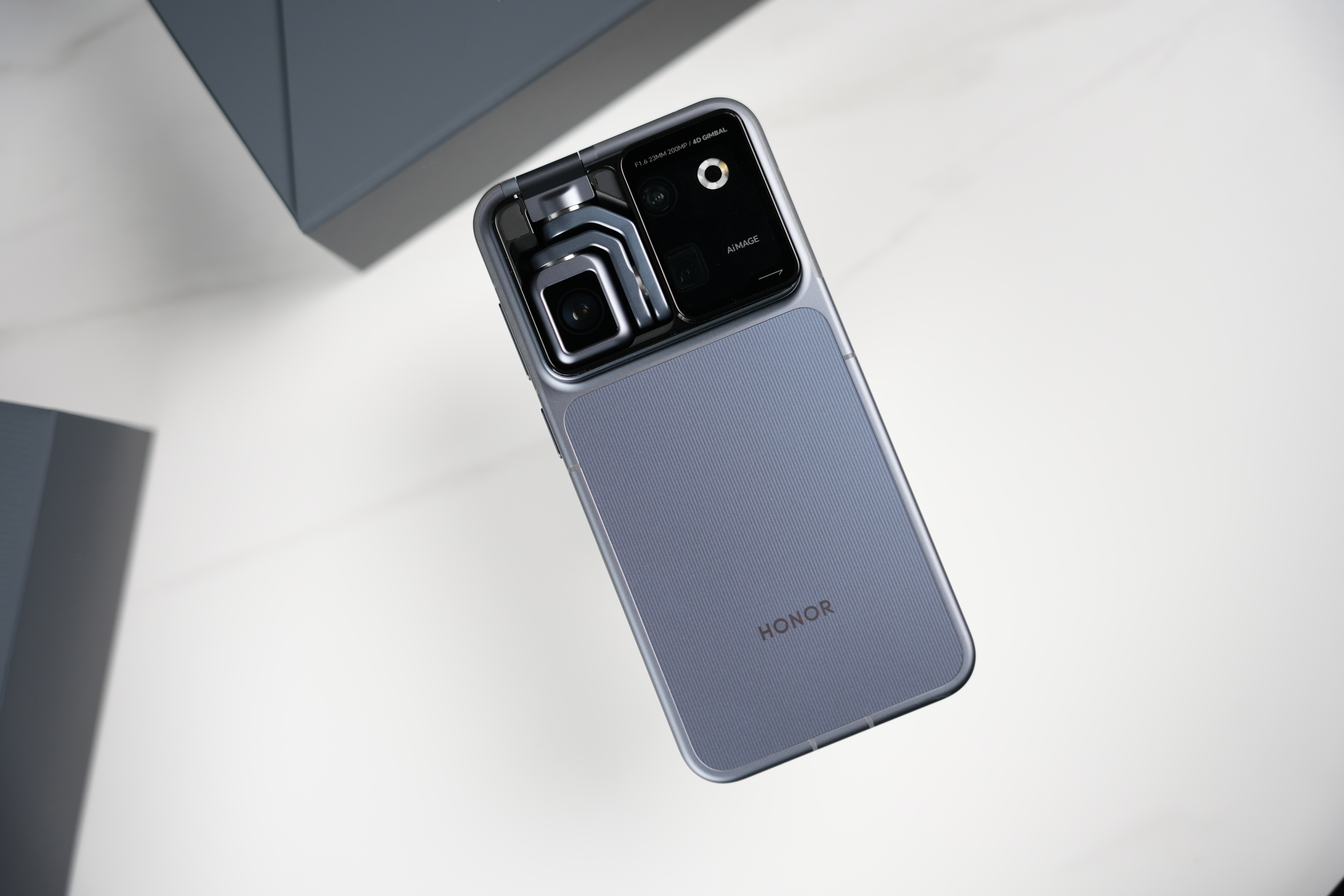 再说一个冷配置信息我这款带机械云台、一体化金属机身的荣耀Robot Phone重