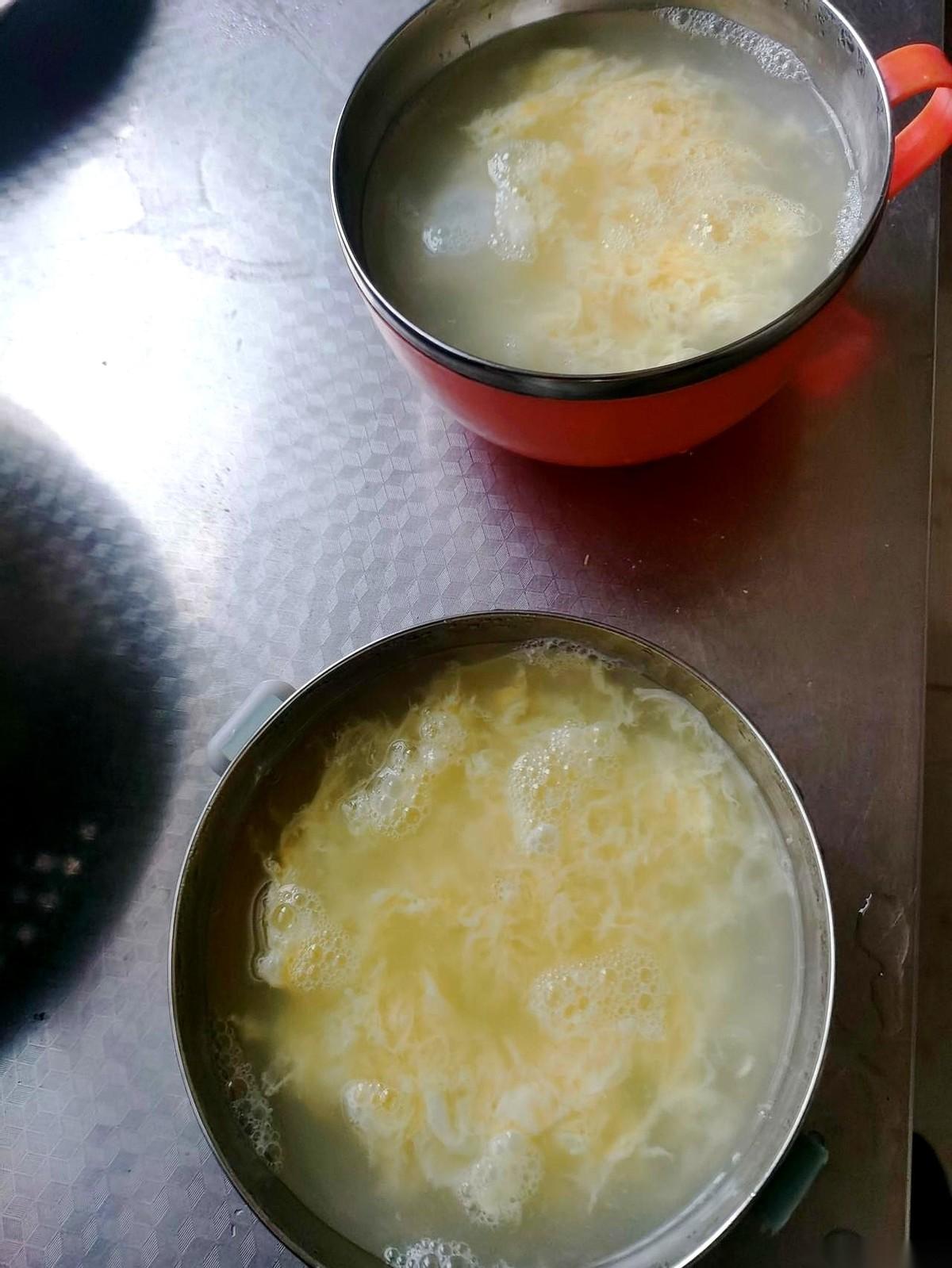 治好我六七年反流性食管炎的，不是奥美拉唑，是一碗开水冲鸡蛋。
真的，没开玩笑。