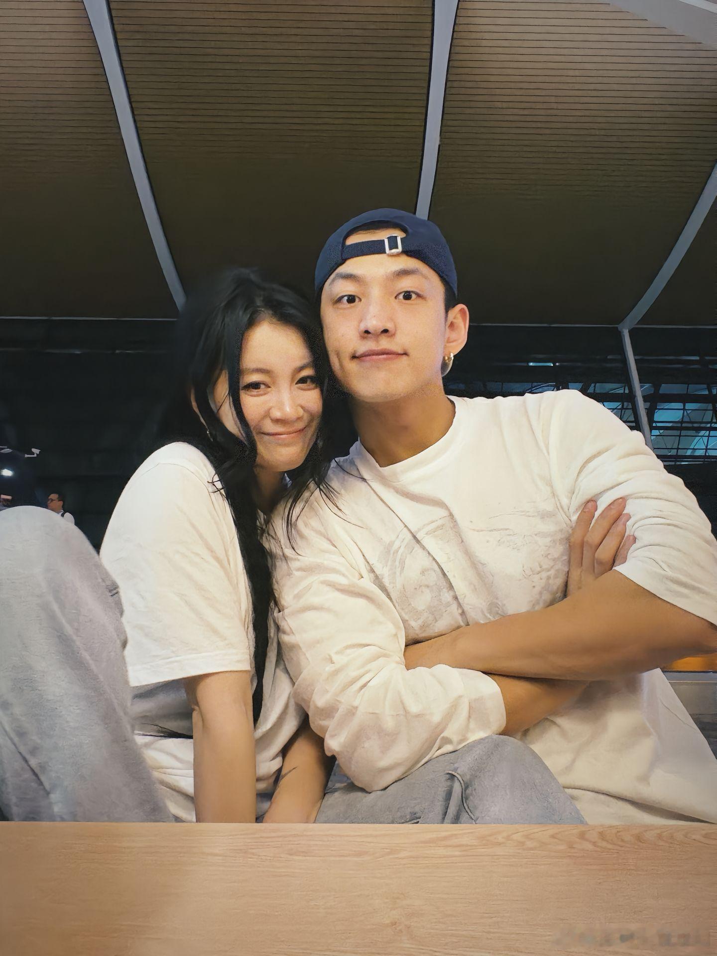 刷到李嘉格最新动态 最近状态看起来超好的 果然恋爱还是要和帅哥谈 