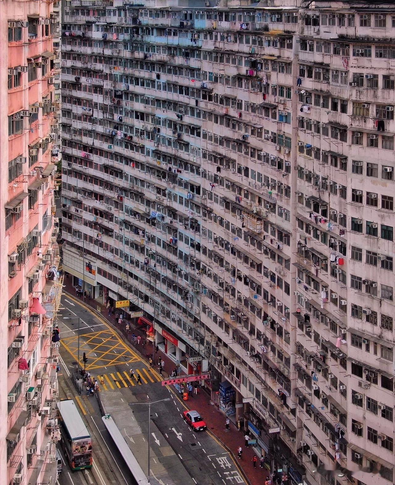 经常有人觉得纳闷：香港房价常年位居全球前列，人均居住面积只有15平方米左右，很多