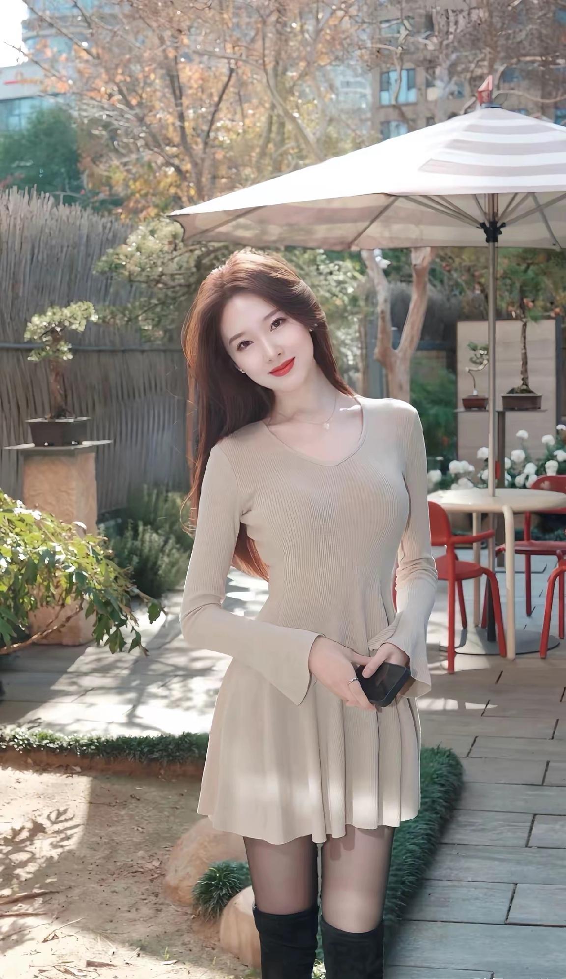 秋日暖阳下，优雅长裙与黑靴的完美搭配，尽显温柔与时尚。