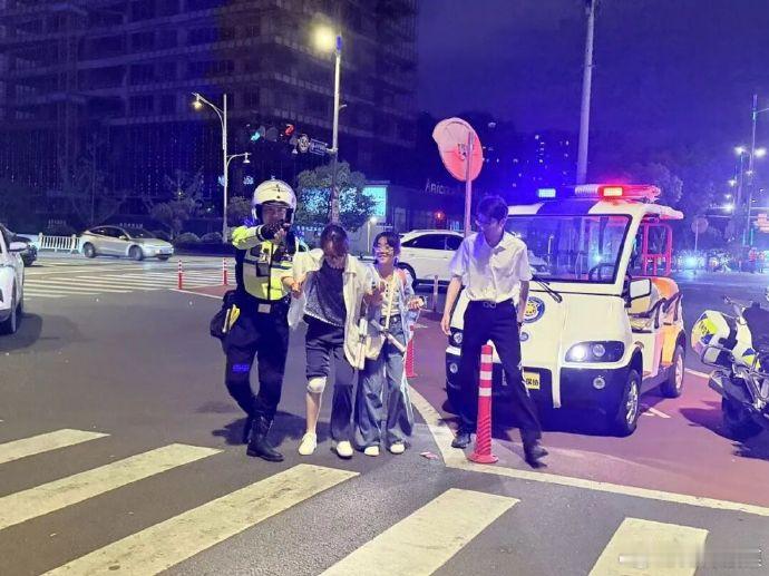 周杰伦温州演唱会上的龙湾温度 跨越千里也要赴这场青春之约！坐轮椅从四川赶来的歌迷