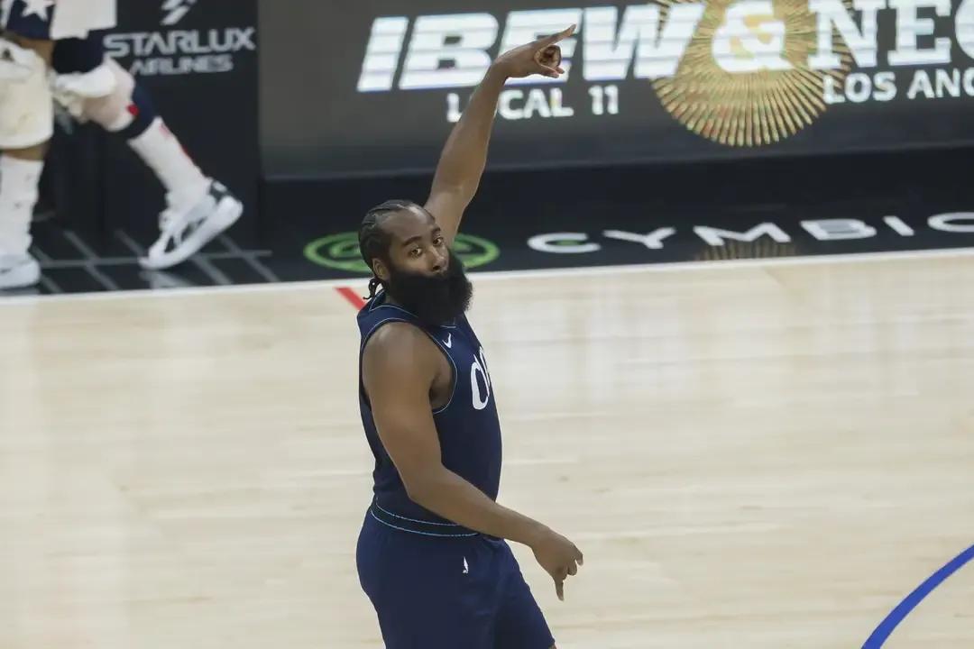 原来不是哈登不进攻了，是真的老了没有状态了，快船险胜掘金。
第一，很想看到哈登放