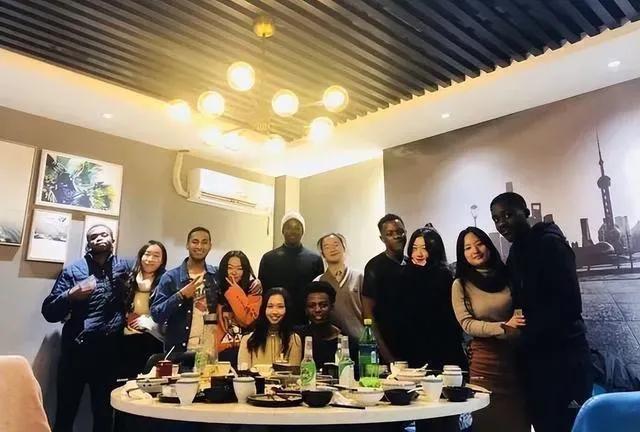 每次一看到这张图片就来气！

要是我女儿谈男朋友找这种玩意，

男人守住疆土，女