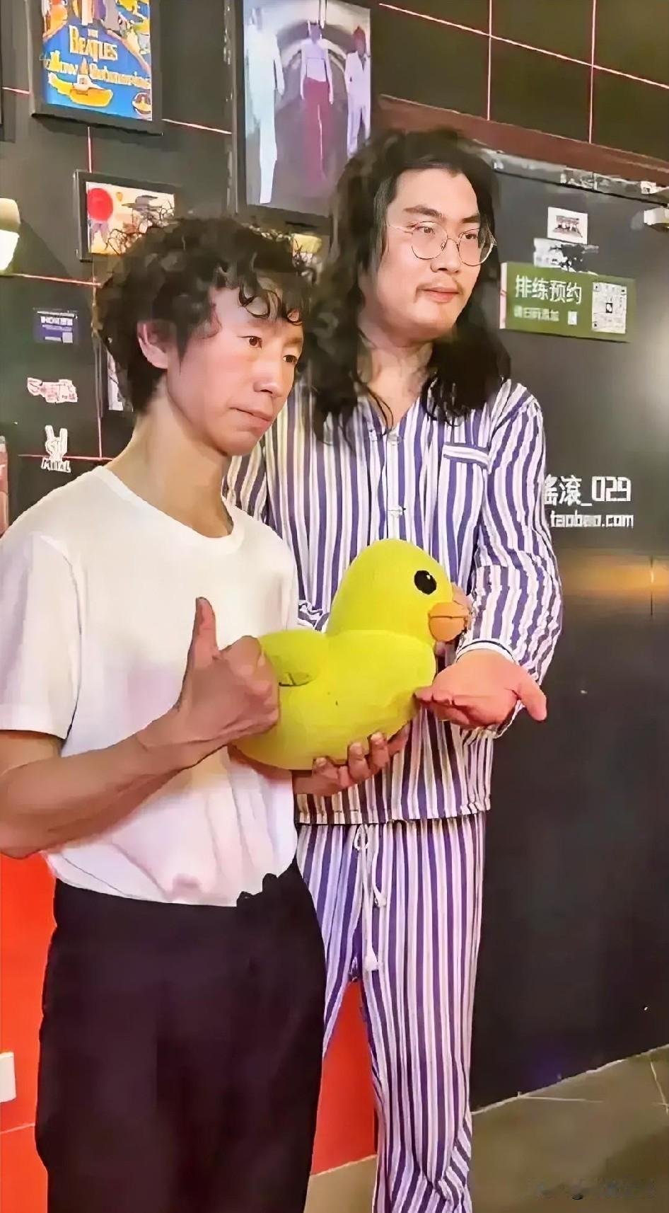 抱着小黄鸭入镜，现在站在你面前的是，经典流行音乐《我的滑板鞋》《我的父亲是瓦匠》
