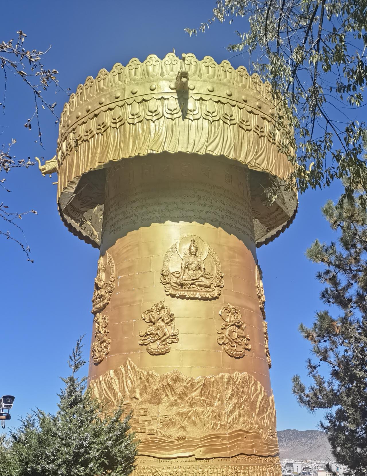 獨克宗古城內大佛寺的大轉經筒。時間2023年11月13日下午1點29分。