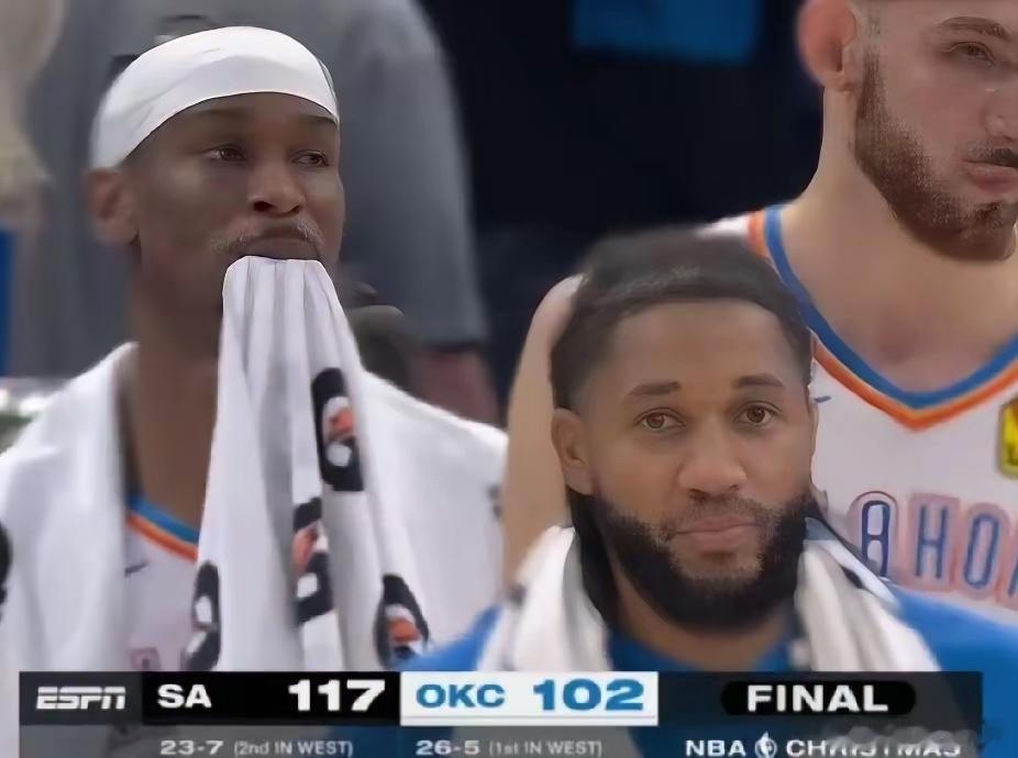 又输了，真打不过！圣诞大战，雷霆主场102：117再负马刺，全队近乎崩溃。从12