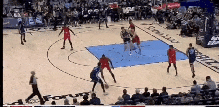 杨瀚森打不过但是不害怕！力量差很多还是很拼，造成扎克伊迪进攻犯规




杨瀚森