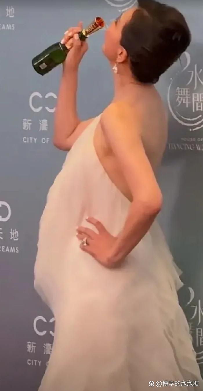 刘嘉玲身上的这件礼服谁设计的，显胸不显腰，只显肚子，乍一看，像个孕妇。 ​​​