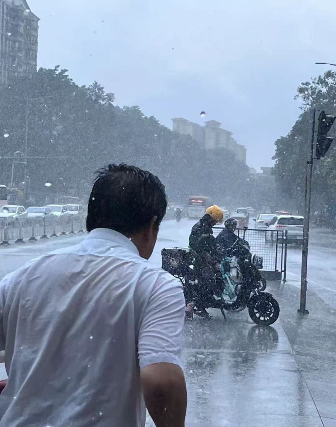广东人被雷雨暴击了走在路上毫无预兆遇上雷雨暴击，浑身湿漉漉的，风一吹全是潮热气息