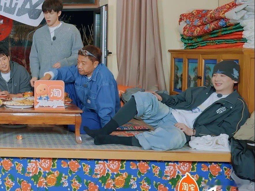 白哥是真不见外了当自己家无人在意的角落我们安宇屁股被烫得一下坐一下起 来到了自家